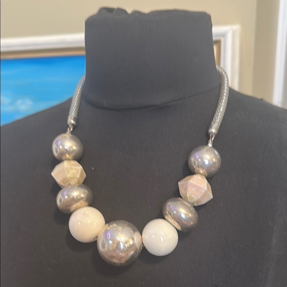 💲 Vintage Silver and White Beaded Necklace